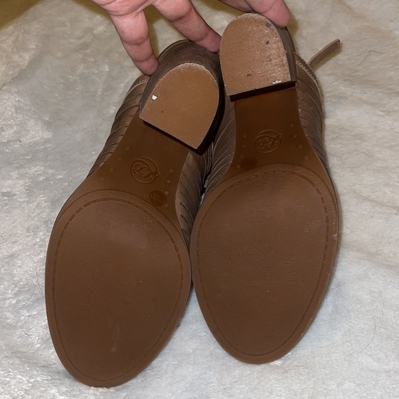 Lucky Brand size 9.5 M heel shoe - Picture 3 of 5